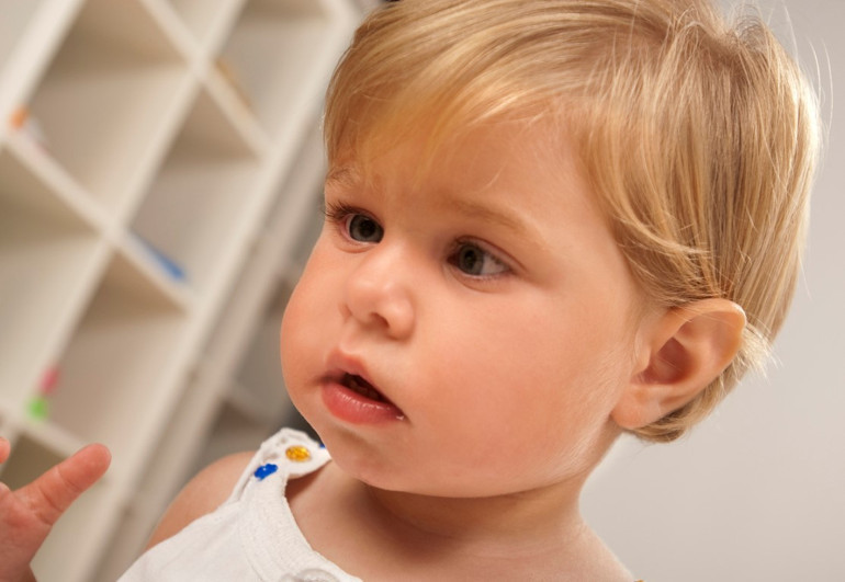 Monitörden bebeğini izlerken bir tuhaflık fark etti... Annenin dikkati sayesinde 6 aylık bebeğe nadir görülen bir retina kanseri teşhisi kondu