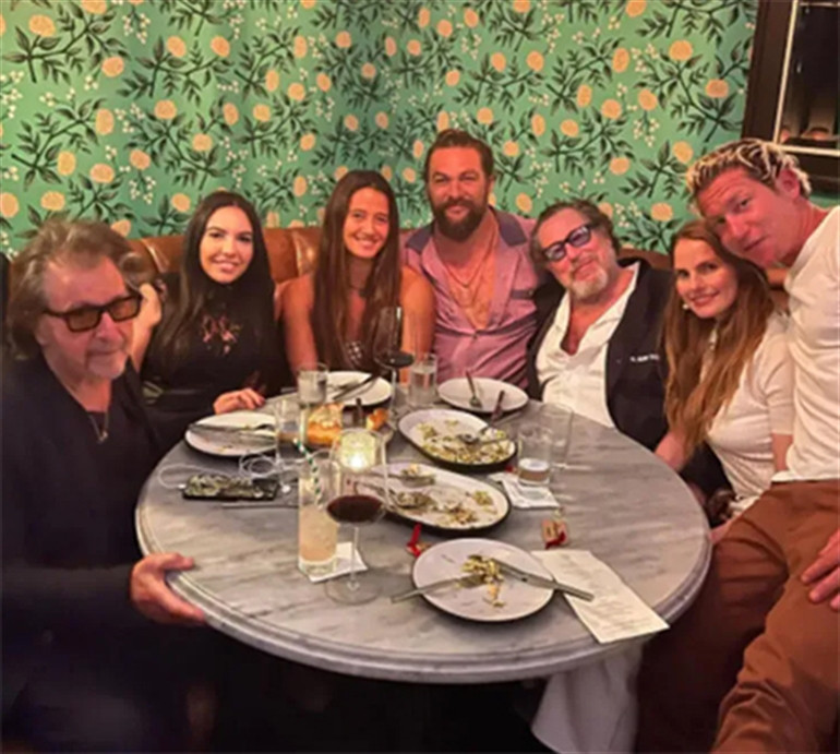 83 yaşında baba olmuştu… Efsane aktör için endişeler artıyor: Bu kadın onunla oyun oynuyor