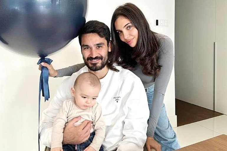 Olaylı bir şekilde boşanmışlardı... Eski eşler 14 yıl sonra bir arada