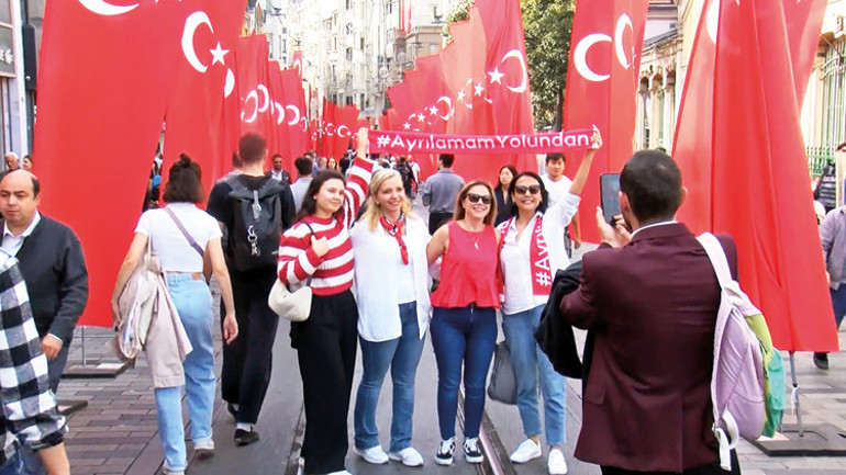 Cumhuriyetimiz 100üncü yaşında... Asın bayrakları