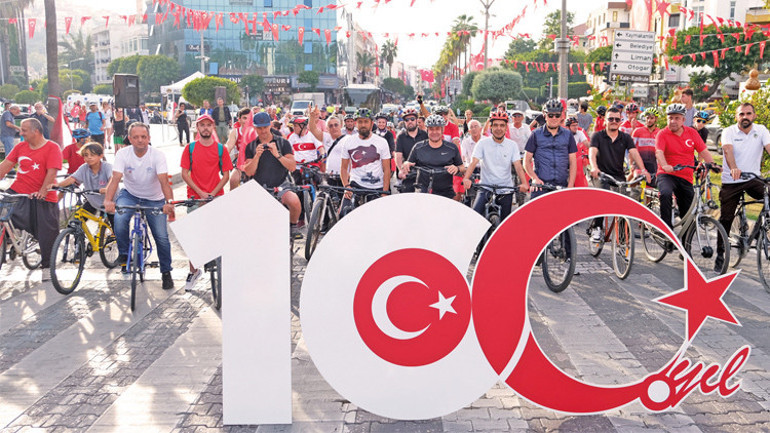 Cumhuriyetimiz 100üncü yaşında... Asın bayrakları
