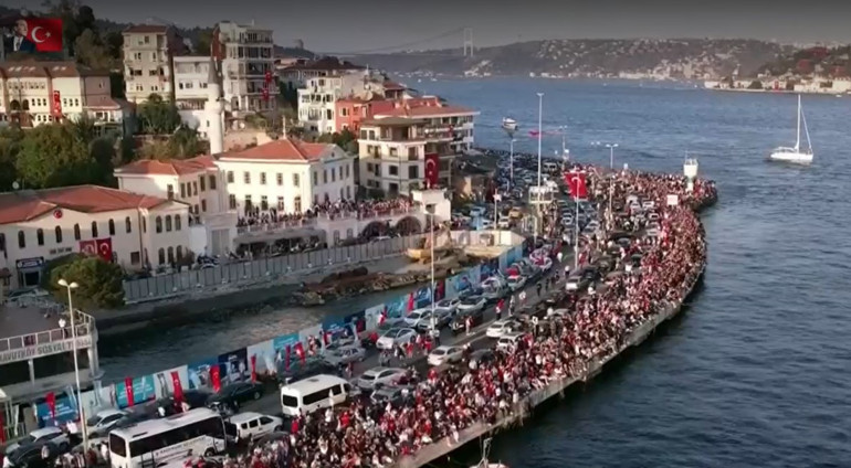 100. yıla özel büyük gurur Türk yıldızları İstanbul semalarında, gemilerimiz Boğazda.. Erdoğana çimariva selamı