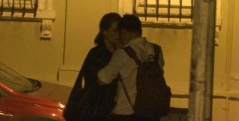 Ünlü oyuncu sevgilisiyle Taksimde sarmaş dolaş