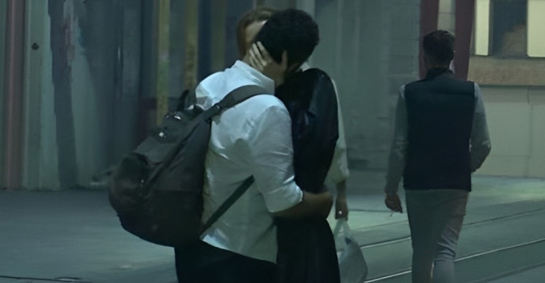 Ünlü oyuncu sevgilisiyle Taksimde sarmaş dolaş