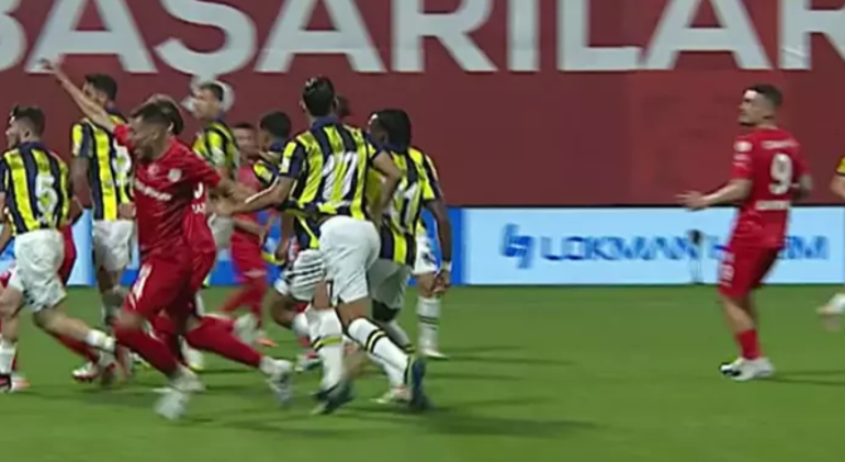 Pendikspor - Fenerbahçe maçında Ferdi Kadıoğlunun pozisyonu penaltı mı Tartışmaya açık değil, Abdülkerimin pozisyonuna benzer...