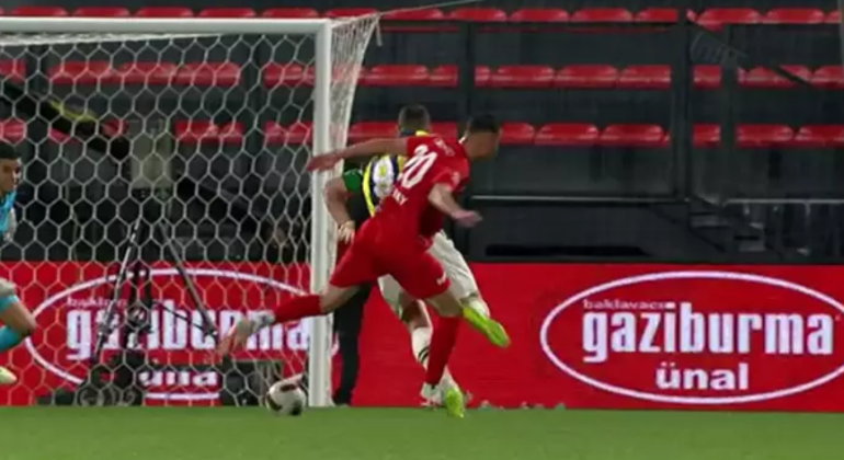 Pendikspor - Fenerbahçe maçında Ferdi Kadıoğlunun pozisyonu penaltı mı Tartışmaya açık değil, Abdülkerimin pozisyonuna benzer...