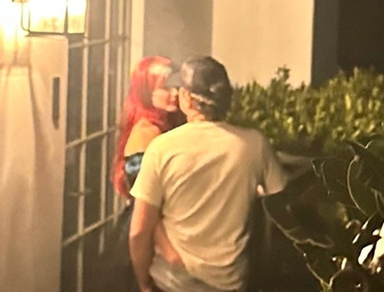 Kapı önü aşıkları: Kalabalıktan sessizce uzaklaştılar