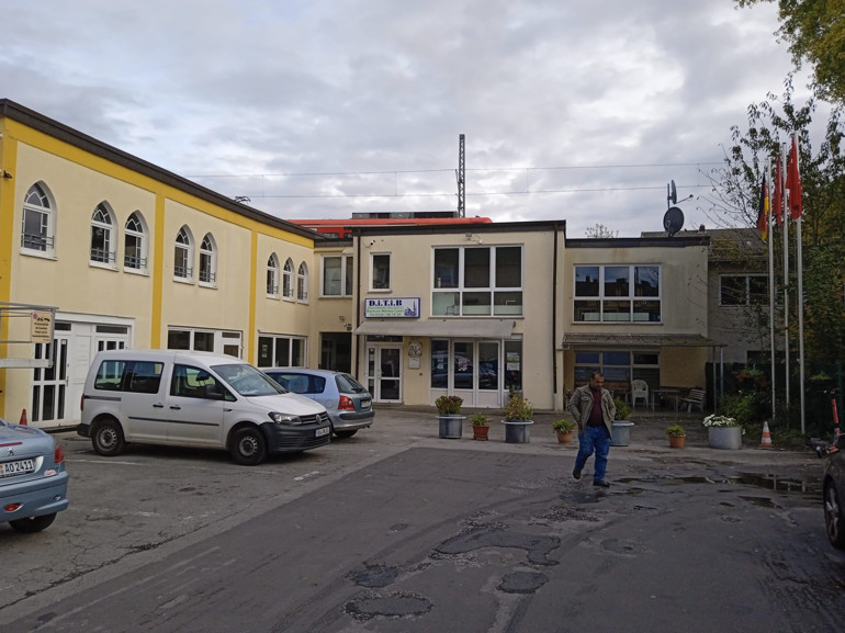 Almanya’da üç camiye çirkin saldırı