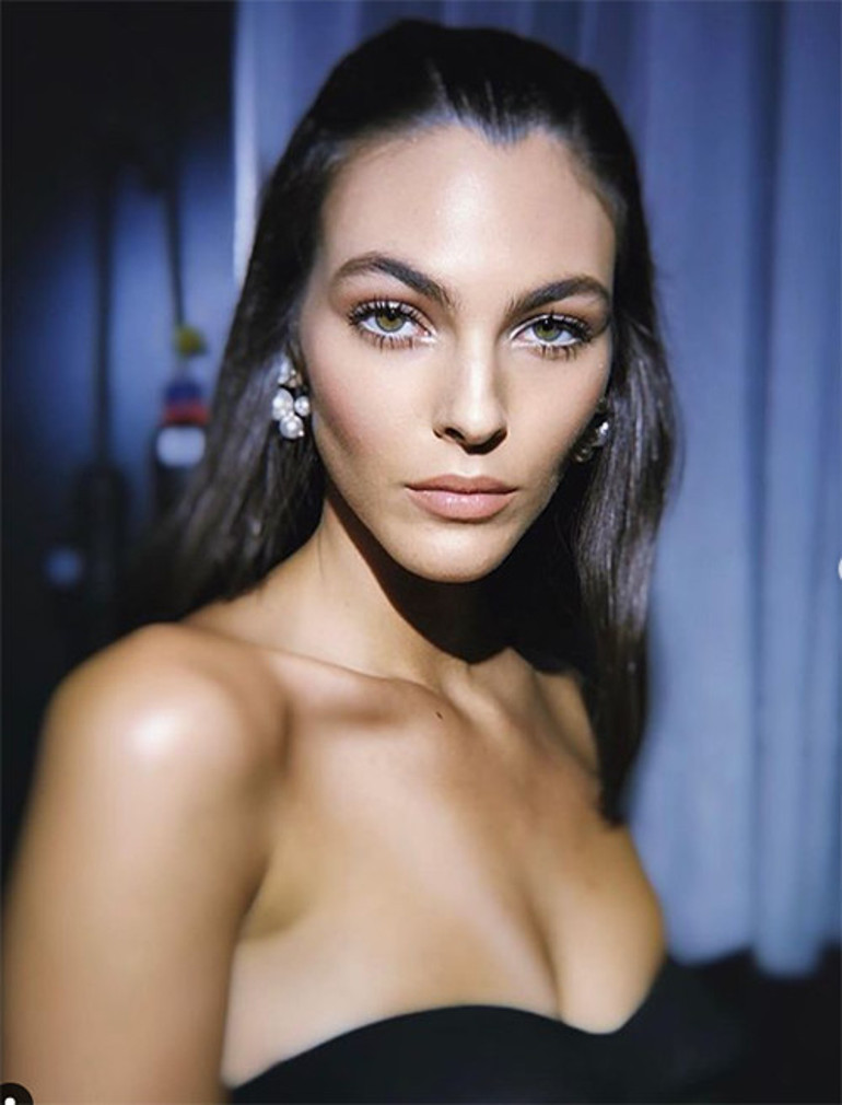 Kapı önü romantizmi tartışma konusu oldu: Böyle sarılıyorsun ama sen ünlü olduğunda o daha doğmamıştı