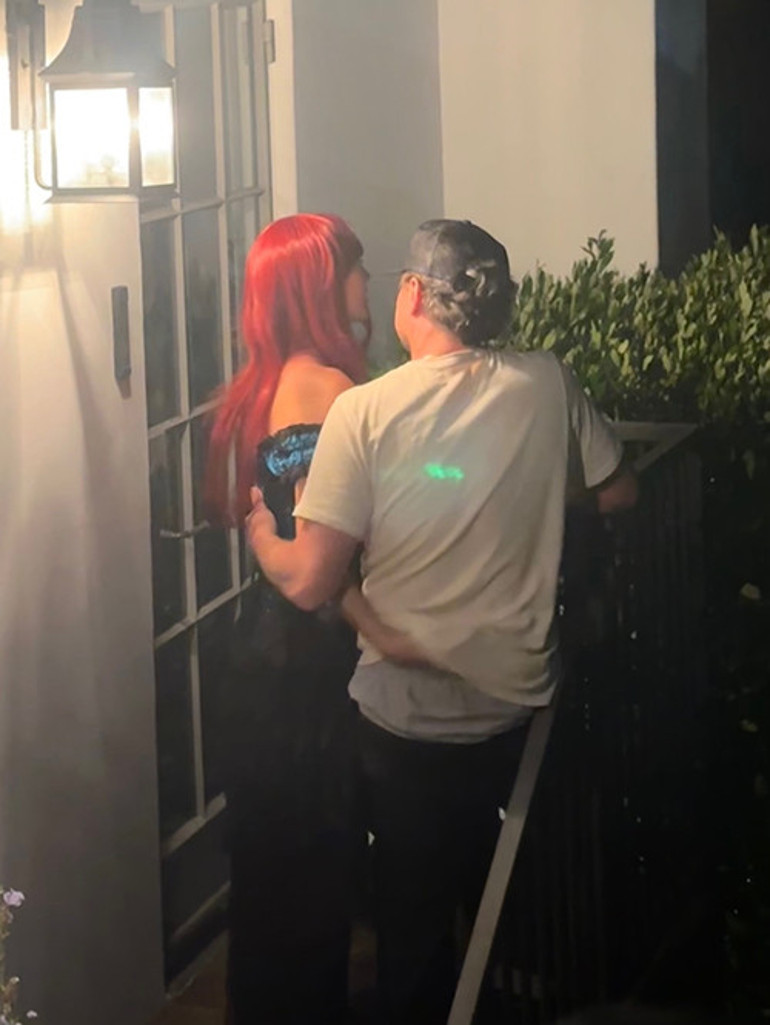 Kapı önü romantizmi tartışma konusu oldu: Böyle sarılıyorsun ama sen ünlü olduğunda o daha doğmamıştı