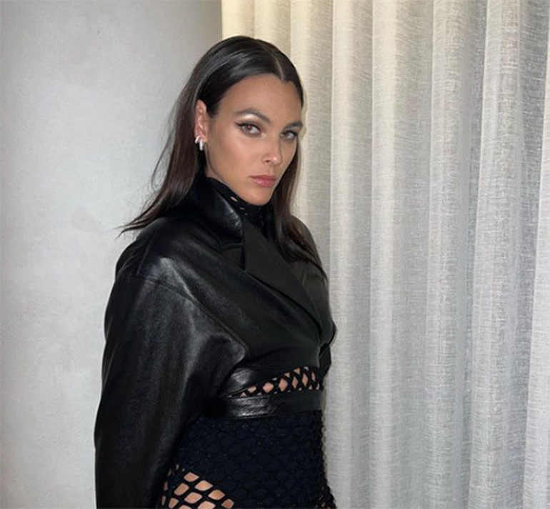 Kapı önü romantizmi tartışma konusu oldu: Böyle sarılıyorsun ama sen ünlü olduğunda o daha doğmamıştı