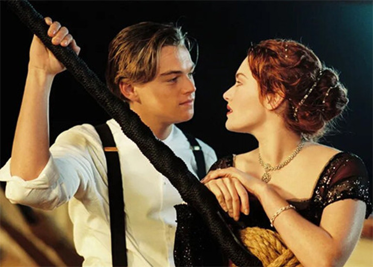 Kapı önü romantizmi tartışma konusu oldu: Böyle sarılıyorsun ama sen ünlü olduğunda o daha doğmamıştı