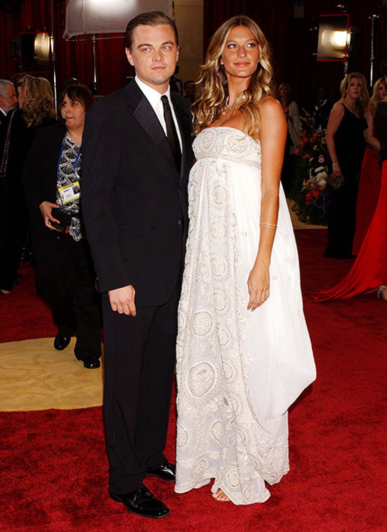 Kapı önü romantizmi tartışma konusu oldu: Böyle sarılıyorsun ama sen ünlü olduğunda o daha doğmamıştı