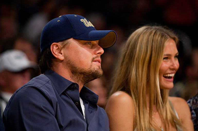 Kapı önü romantizmi tartışma konusu oldu: Böyle sarılıyorsun ama sen ünlü olduğunda o daha doğmamıştı