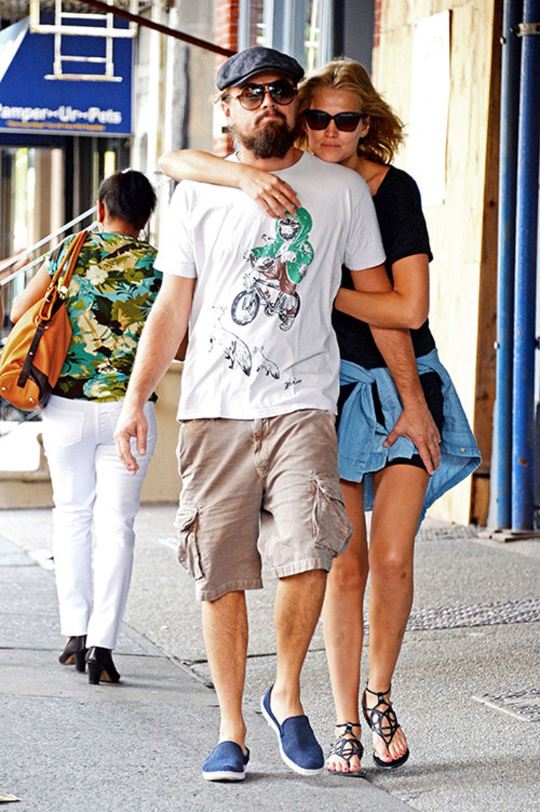 Kapı önü romantizmi tartışma konusu oldu: Böyle sarılıyorsun ama sen ünlü olduğunda o daha doğmamıştı