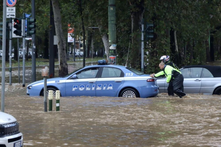 Milanoda sokaklar adeta göle döndü