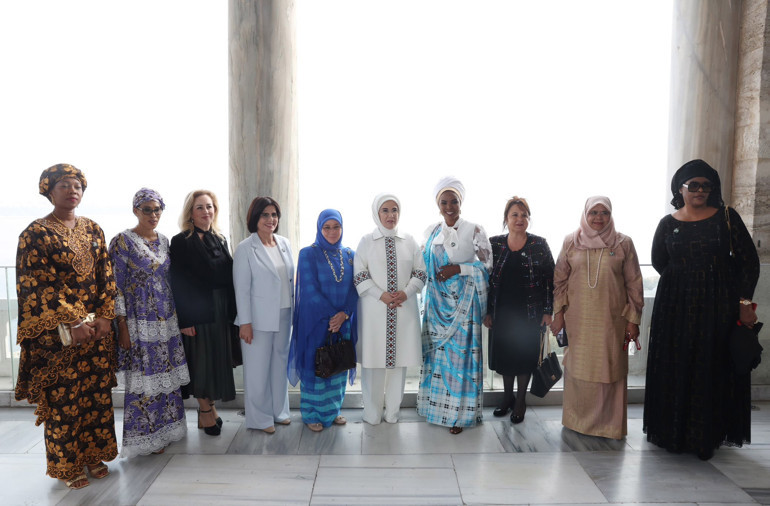 Emine Erdoğan, lider eşleriyle Topkapı Sarayını gezdi