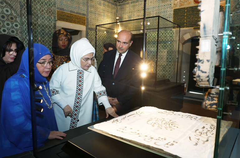 Emine Erdoğan, lider eşleriyle Topkapı Sarayını gezdi