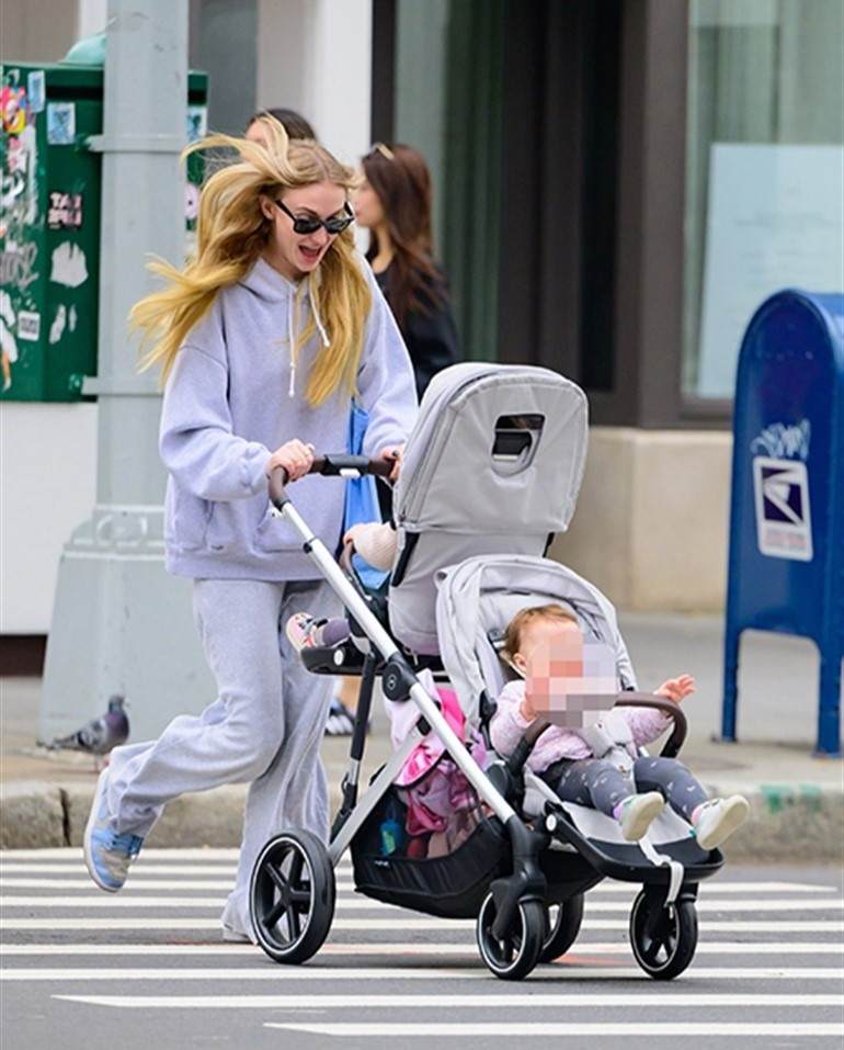 Boşanma savaşından daha yeni çıkmıştı… Ünlü oyuncu en gözde bekar olarak anılan aristokratla öpüşürken yakalandı