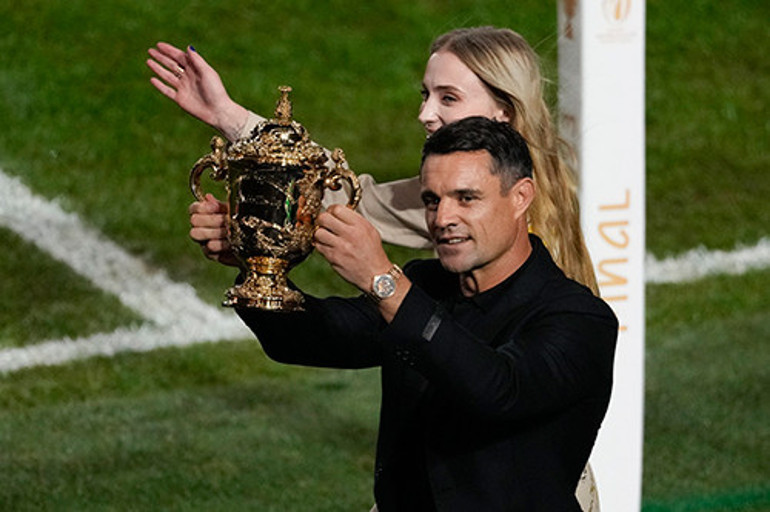 Boşanma savaşından daha yeni çıkmıştı… Ünlü oyuncu en gözde bekar olarak anılan aristokratla öpüşürken yakalandı