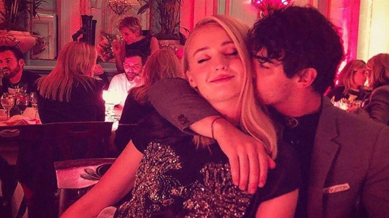 Boşanma savaşından daha yeni çıkmıştı… Ünlü oyuncu en gözde bekar olarak anılan aristokratla öpüşürken yakalandı