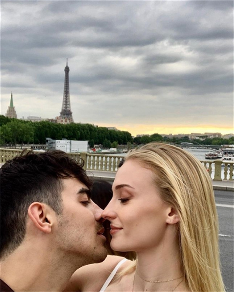 Boşanma savaşından daha yeni çıkmıştı… Ünlü oyuncu en gözde bekar olarak anılan aristokratla öpüşürken yakalandı