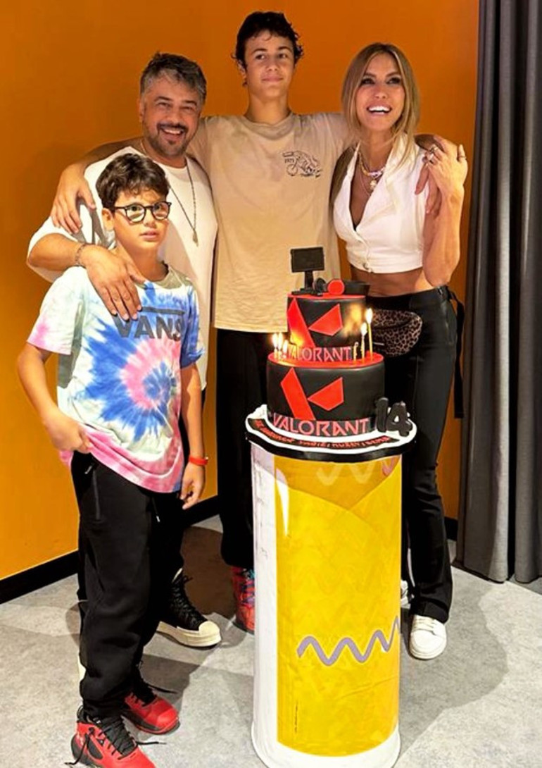 Ünlü oyuncudan  17 günlük oğlu ile ilk poz