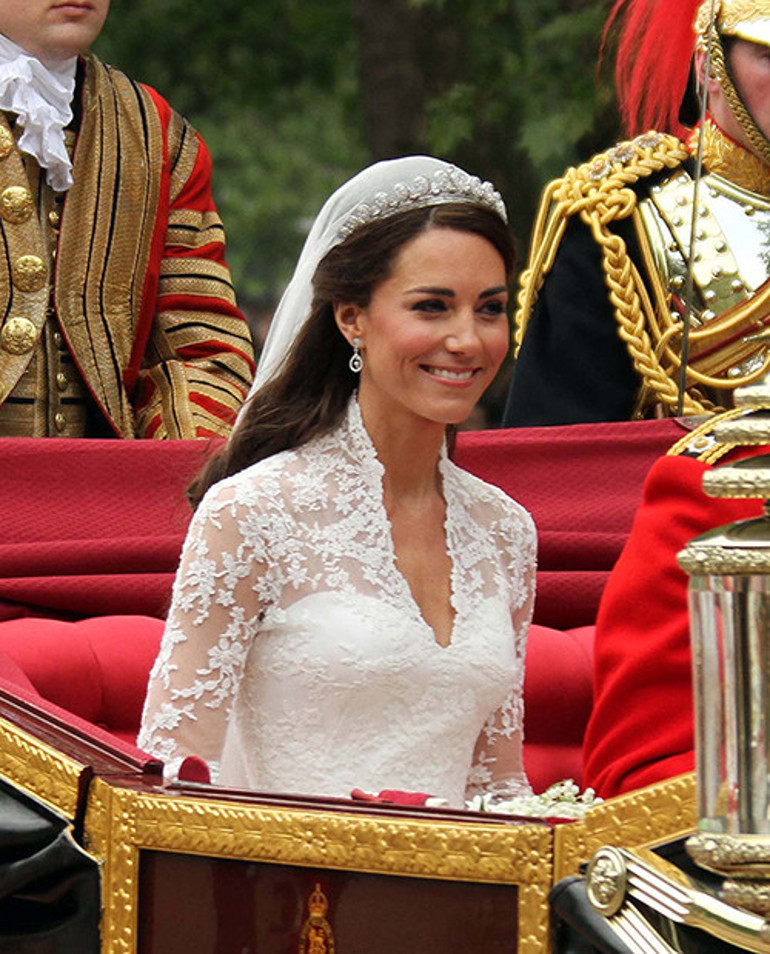 William beni böyle beğeniyor diye.... Düğün öncesinde o da kraliyet ailesiyle inatlaşmış