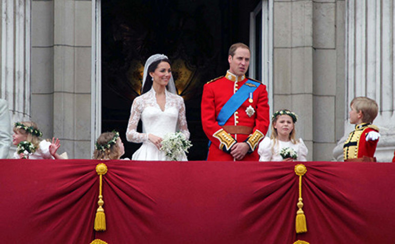 William beni böyle beğeniyor diye.... Düğün öncesinde o da kraliyet ailesiyle inatlaşmış