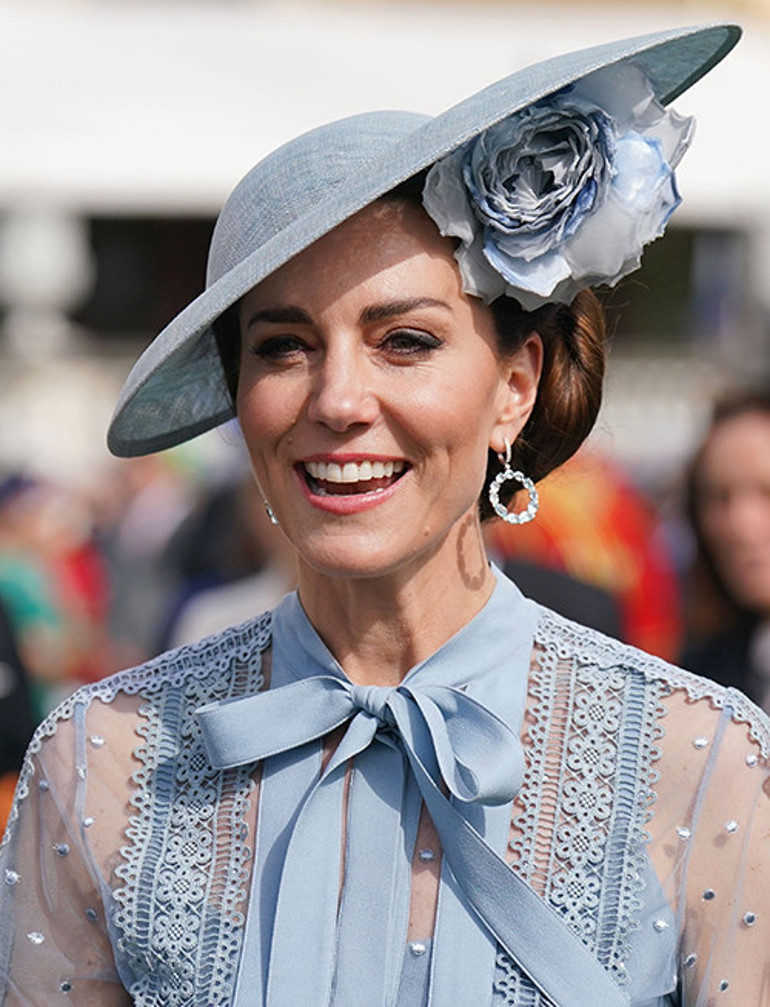 William beni böyle beğeniyor diye.... Düğün öncesinde o da kraliyet ailesiyle inatlaşmış