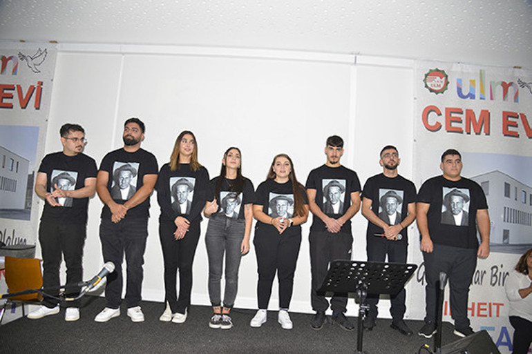 ‘Veysel Gider Adı Kalır’ sergisi Ulm’da açıldı