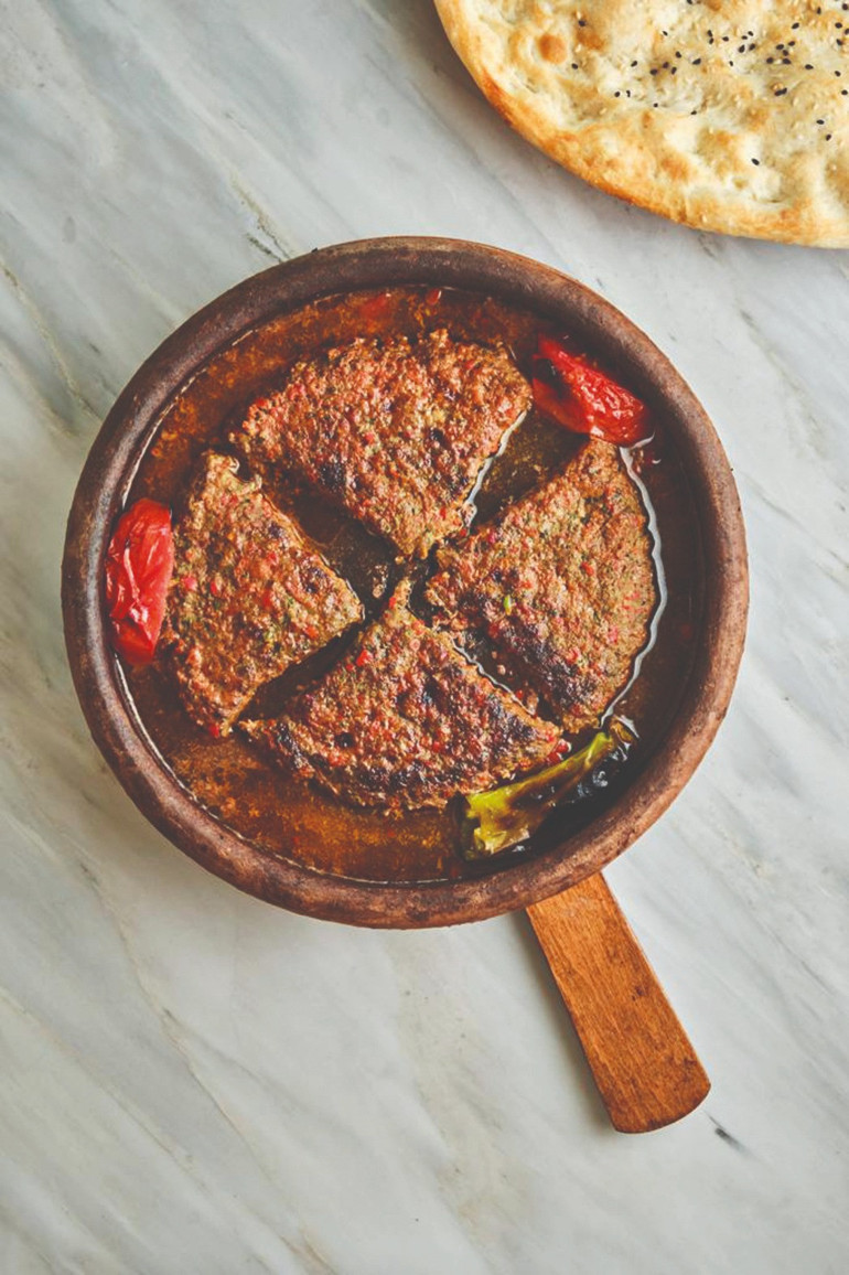 Mesleklerini sürdürüp mutfaklarını  yaşatıyorlar