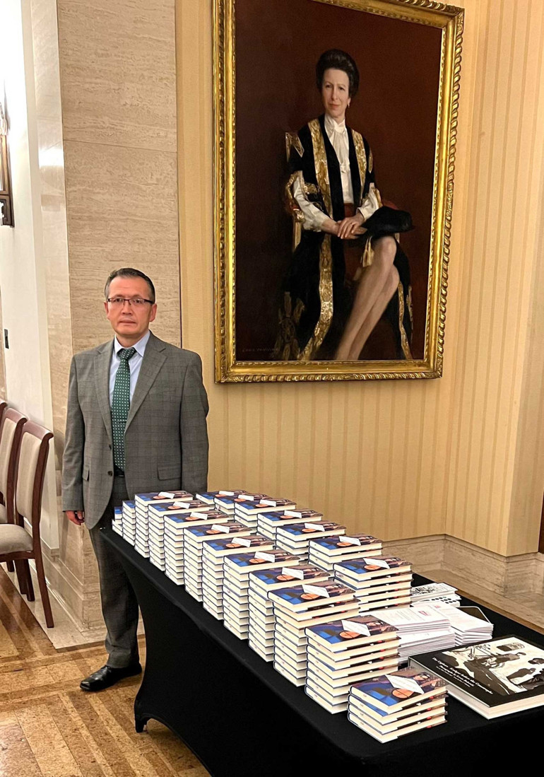 ‘Uygur Şiirleri’ kitabı Londra’da İngilizce olarak yayımlandı