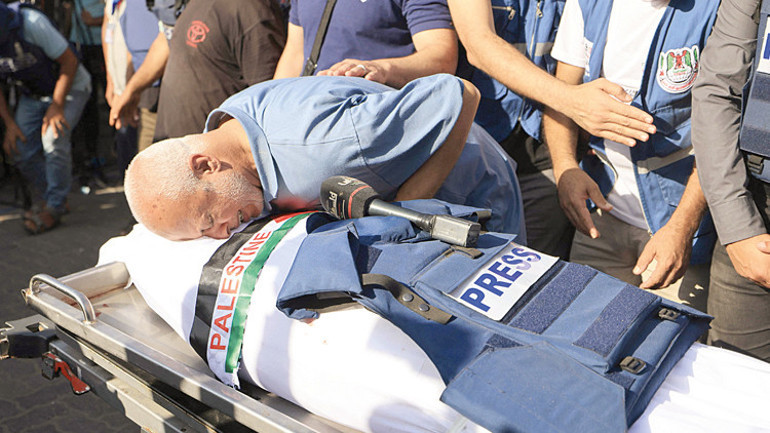 Canlı yayın sonrası kıyım... Filistinli gazeteci ailesiyle öldürüldü