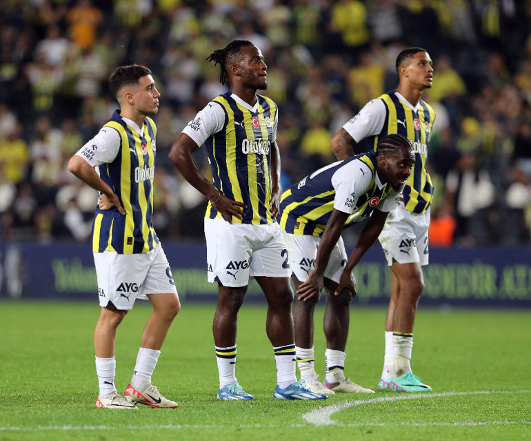 Fenerbahçe - Trabzonspor maçında protesto Gözyaşlarıyla soyunma odasına gitti