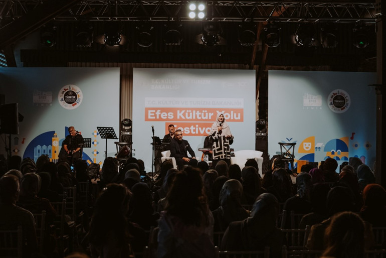 Efes Kültür Yolu Festivali bayrağı Antalya’ya devretti