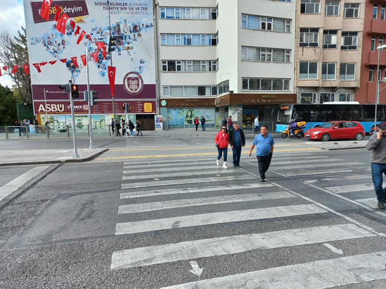 Ulus’taki yaya geçidi bir garip hâl aldı