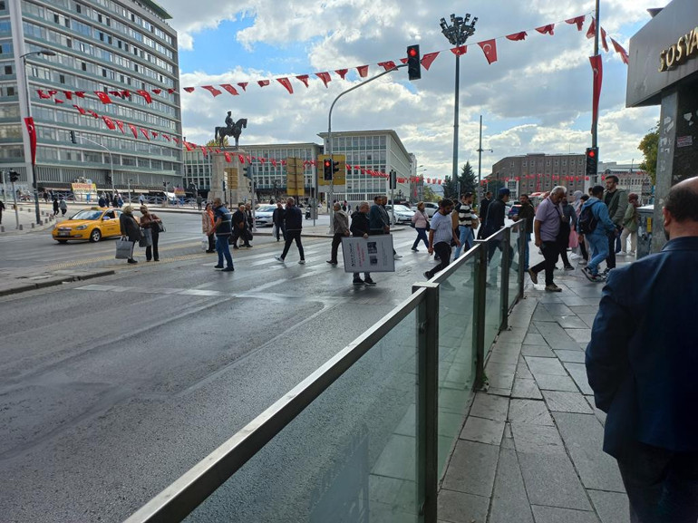 Ulus’taki yaya geçidi bir garip hâl aldı