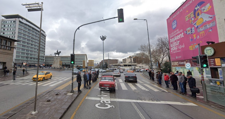 Ulus’taki yaya geçidi bir garip hâl aldı