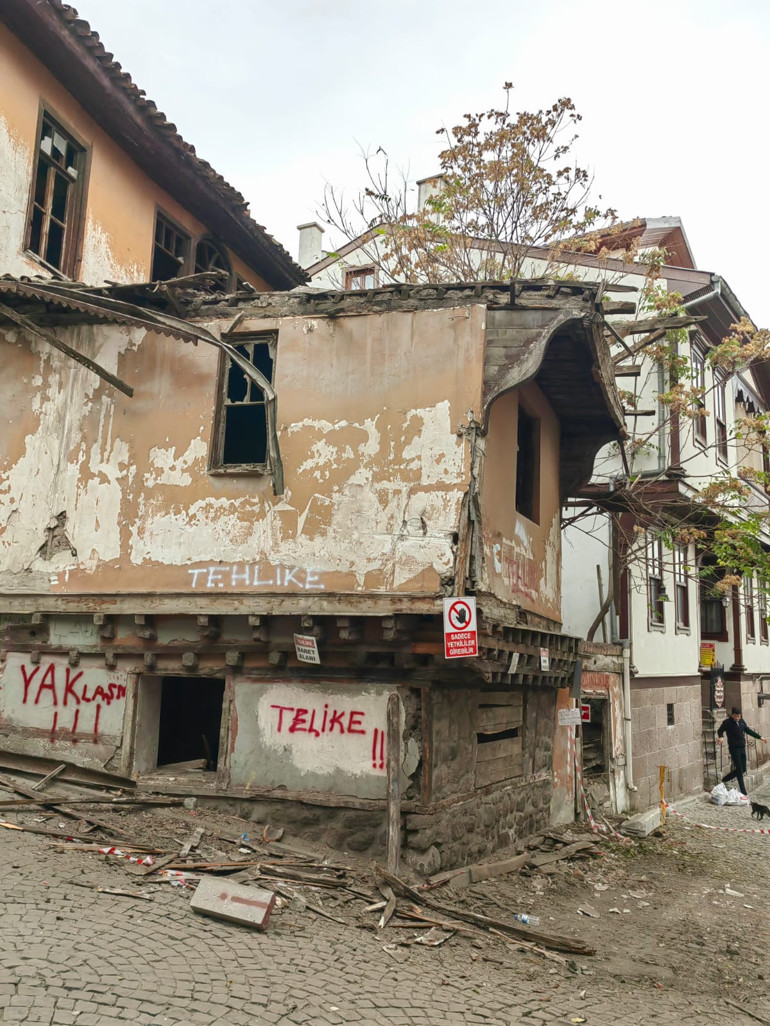 Ulus’taki yaya geçidi bir garip hâl aldı