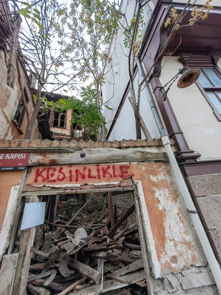 Ulus’taki yaya geçidi bir garip hâl aldı