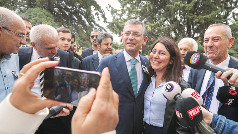 Ecevit’e 17. yıl anması... Özgür Özel de katıldı