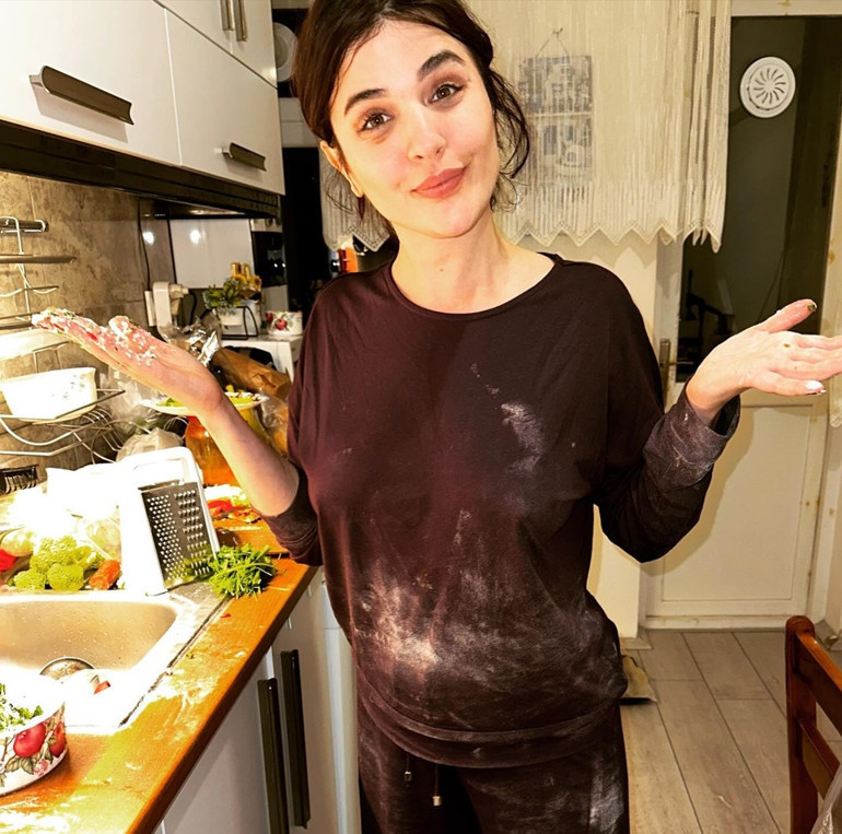 Ünlü oyuncu mutfakta... Hamuru üstüme başıma bulaştırdım