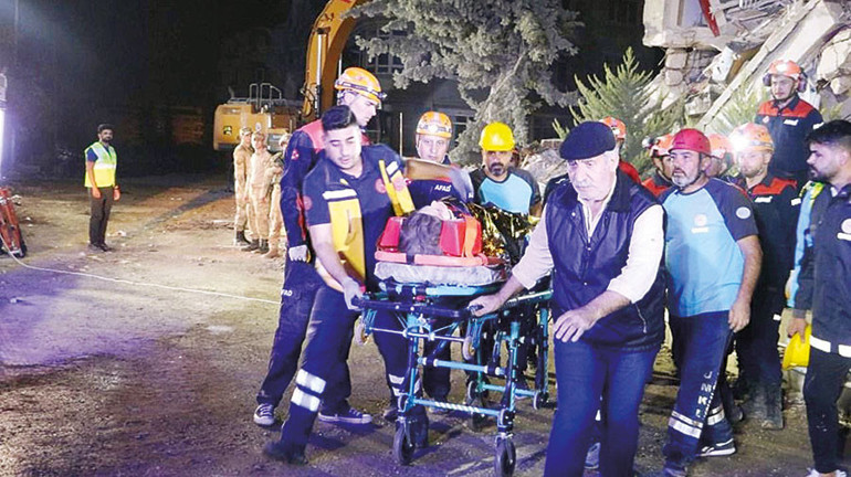 Hataylılar isyan etti: Acılarımızı dekor yaptılar