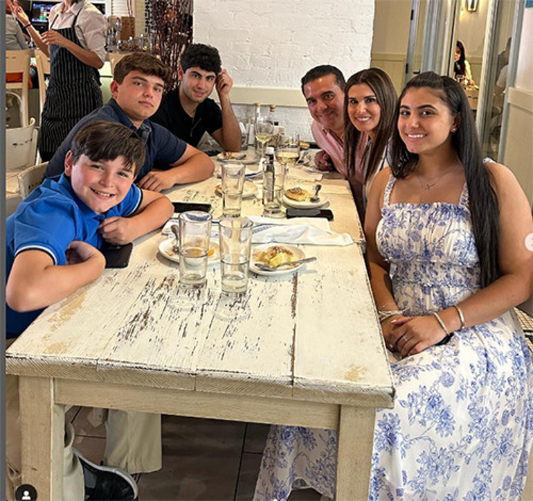 Hem lezzet ustası, hem ekran yıldızı: Fazla paradan şımarmasınlar diye çocuklarına tuvalet temizletiyor