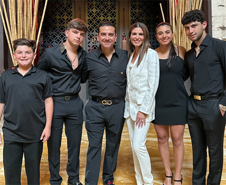 Hem lezzet ustası, hem ekran yıldızı: Fazla paradan şımarmasınlar diye çocuklarına tuvalet temizletiyor