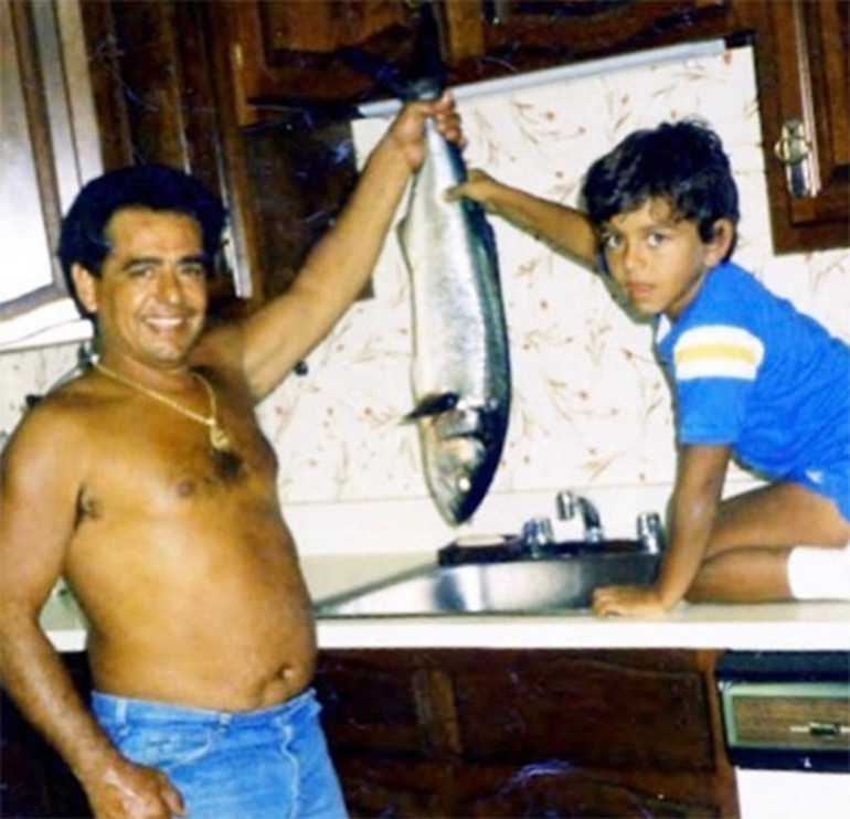 Hem lezzet ustası, hem ekran yıldızı: Fazla paradan şımarmasınlar diye çocuklarına tuvalet temizletiyor