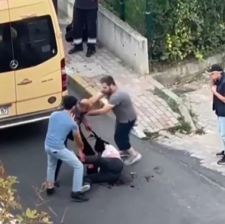 İstanbulda dolmuş şoförü yolcuya dehşeti yaşattı