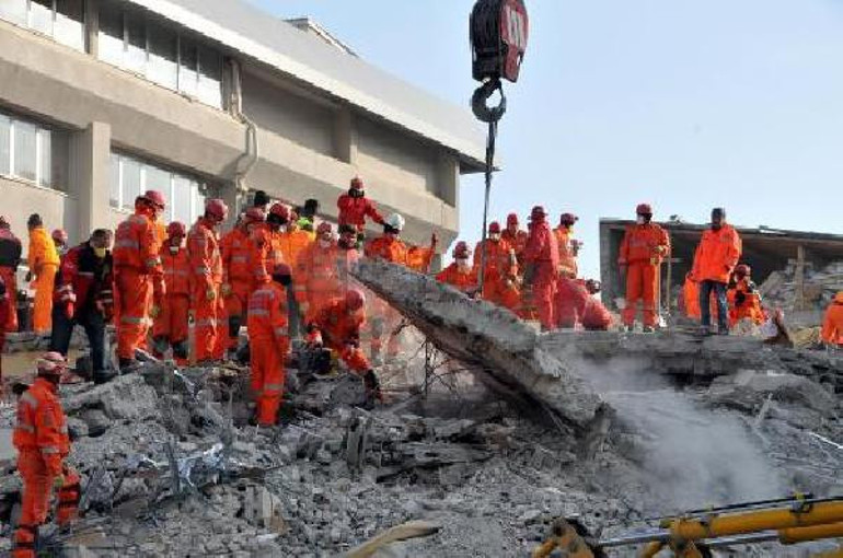 Prof. Dr. Ercan, Vandaki depremde enkaz altında kalmaktan nasıl kurtulduğunu anlattı
