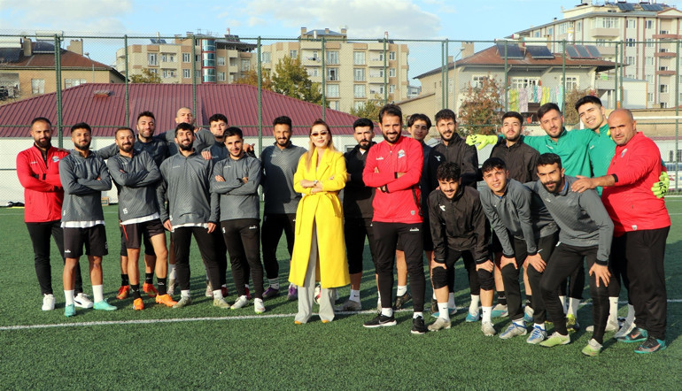 Erkek futbol takımına kadın başkan Van Gölü Sportif Faaliyetler Kulübü...